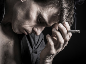 Fumare è una cura per il mal di testa? Falso: è più facile che scateni una crisi di emicrania