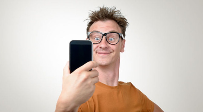 Un selfie per rendersi più attraenti? Questione di angolazione