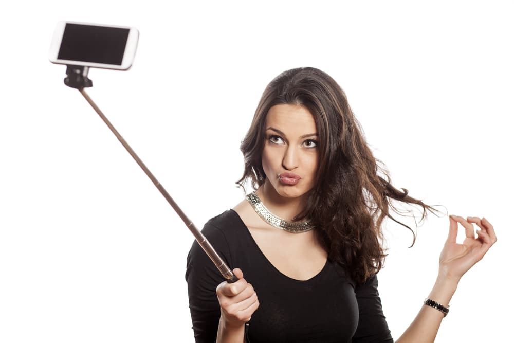 Il selfie dall'alto rende la figura femminile più sottile e giovanile